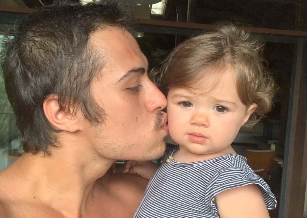 Francisco Vitti paparica a sobrinha, Clara Maria (Foto: Reprodução/Instagram)