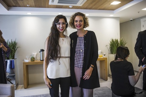 Fernanda De Conto, da Ótica De Conto, e Ucha Meirelles, consultora de estilo  (Foto: Antares Martins)
