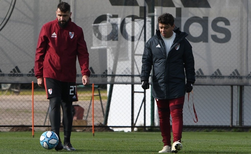 Dúvida, Pratto caminha ao lado de Gllardo durante treino do River — Foto: Site oficial do River