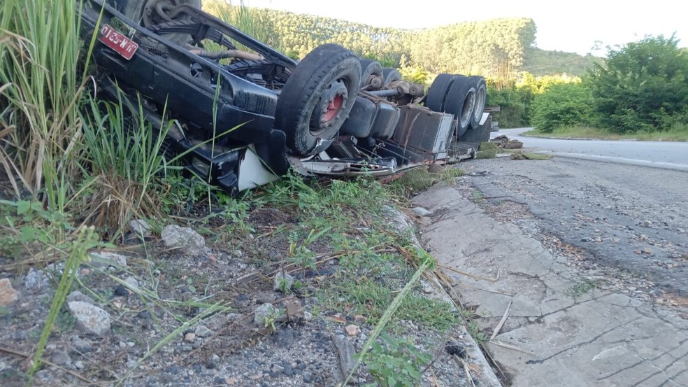 Veículo tombou em Itagimirim, na Bahia  — Foto: Redes sociais