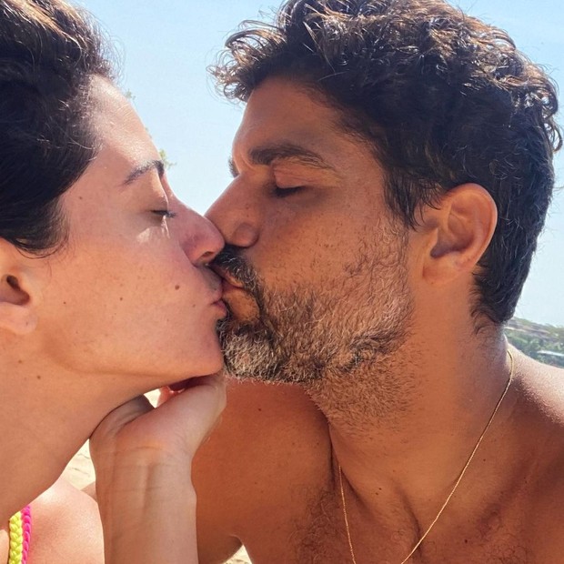 Carol Castro e Bruno Cabrerizo trocam beijos em Búzios (Foto: Reprodução/Instagram)