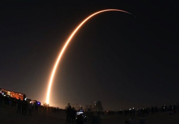 O foguete Falcon 9, da SpaceX, lançado em janeiro de 2020 transportando 60 satélites Starlink (Foto: GETTY IMAGES)