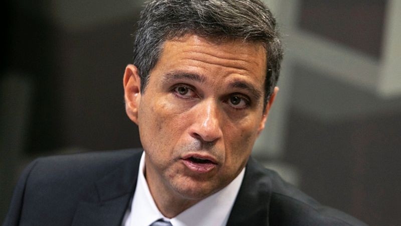 O presidente do Banco Central, Roberto Campos Neto, diz que não fez nenhuma remessa de recursos ao exterior depois de assumir o cargo atual e que, desde então, não faz parte da gestão das suas empresas (Foto: Getty Images via BBC)