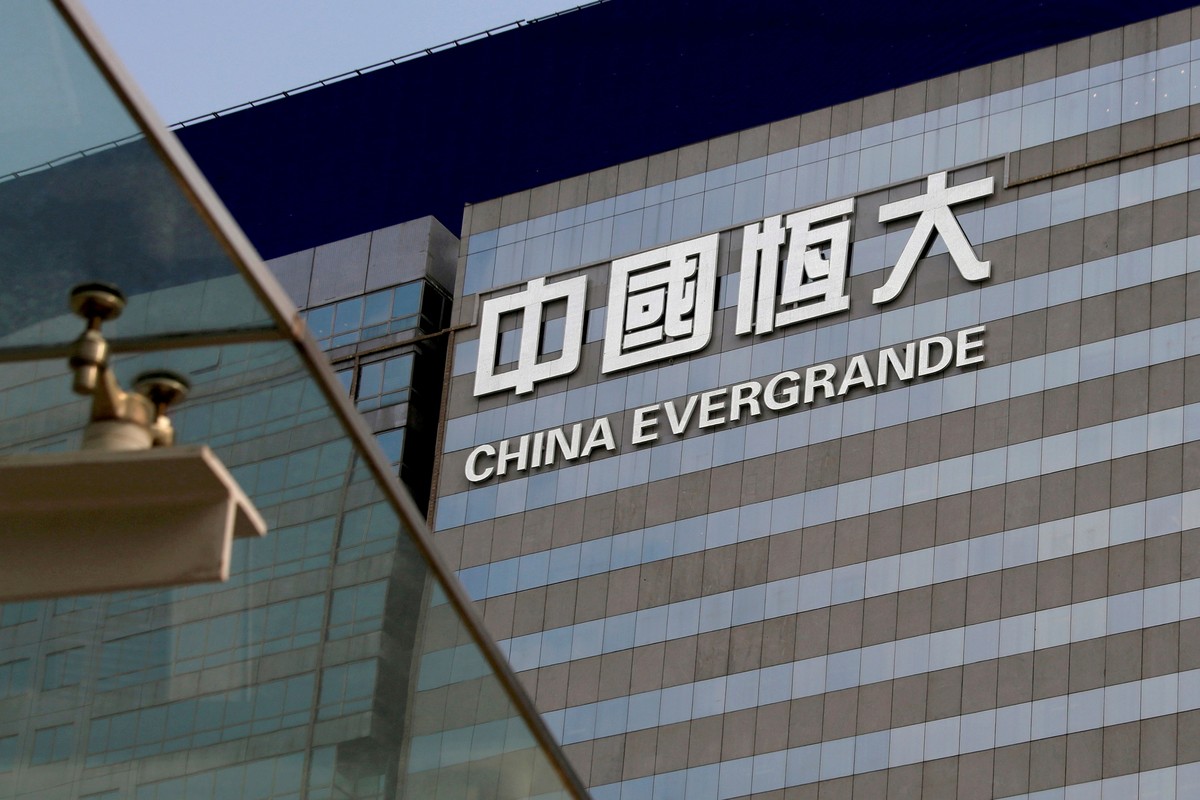 Ações da Evergrande caem mais de 10% no retorno à Bolsa 