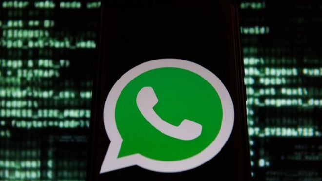 O WhatsApp recomenda atualizar o telefone como medida de segurança (Foto: Getty Images via BBC News Brasil)