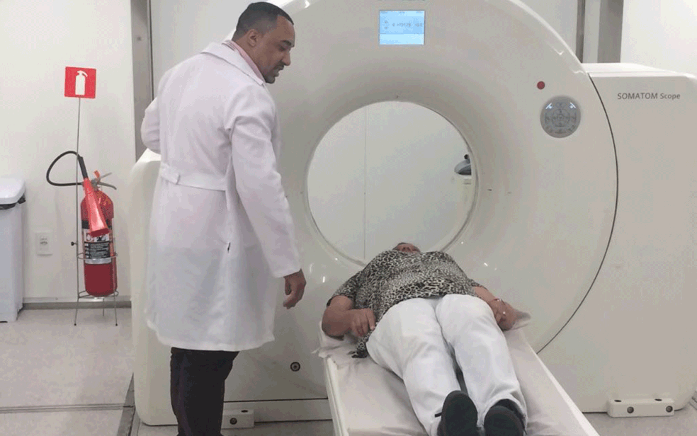 Paciente realiza exame em carreta na Zona Sul de SP durante Corujão da Saúde (Foto: Tatiana Santiago/G1)