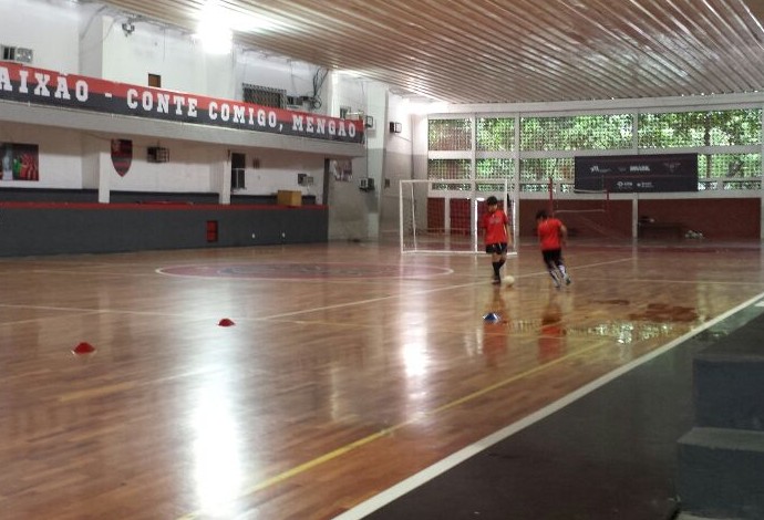 Dias após reinauguração, ginásio do  Fla tem goteiras em dia de chuva