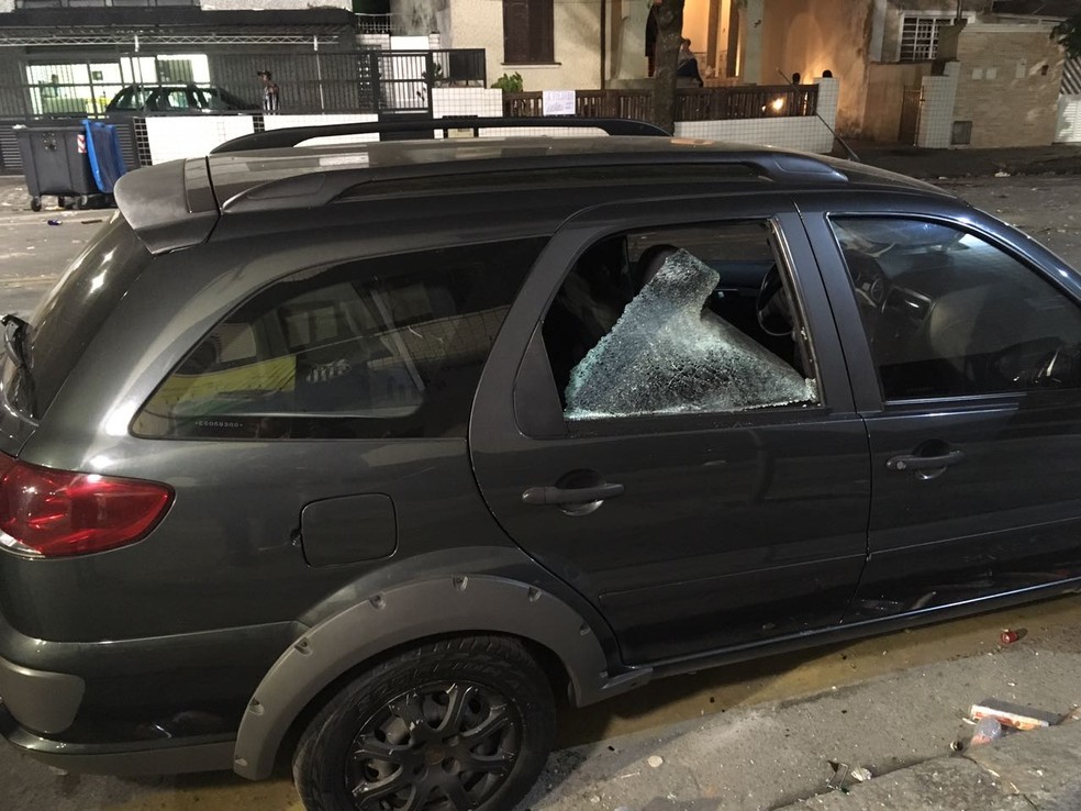 Carro tem o vidro quebrado (Foto: Renan Fiuza/TV Tribuna)
