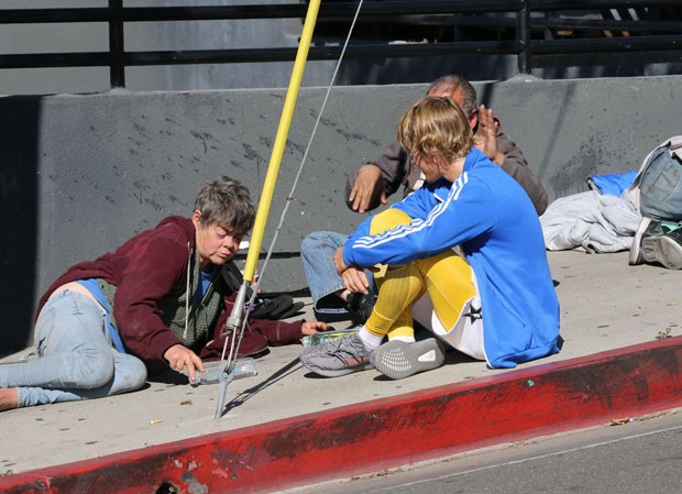 Justin Bieber aborda mendigos na rua (Foto: The Grosby Group)