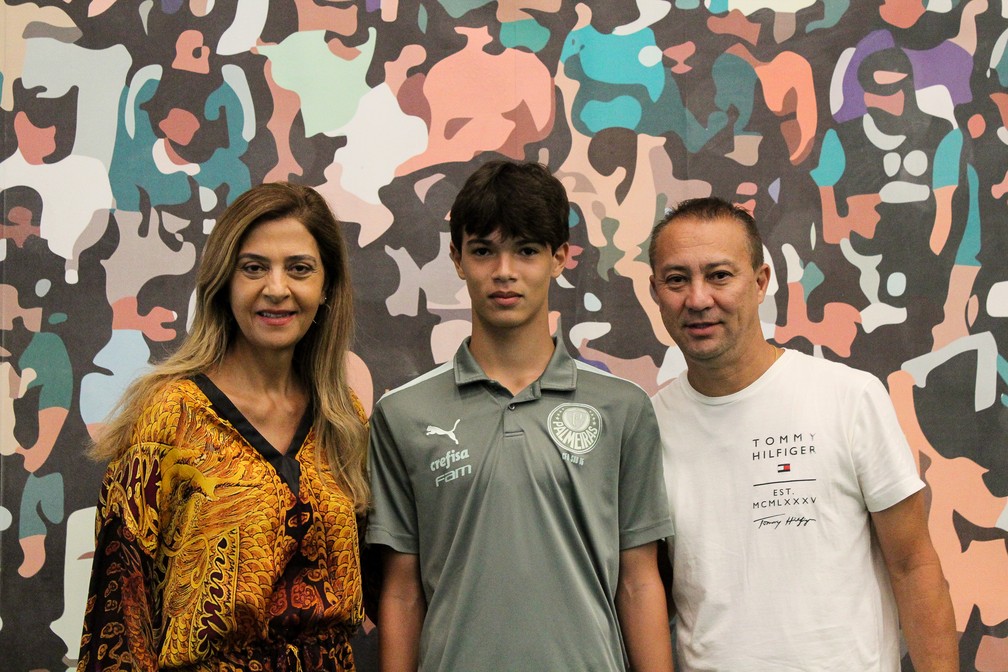 Felipe Goto, atleta do time sub-15 do Palmeiras, com a presidente Leila Pereira e o pai Marcelo  Foto: Divulgao