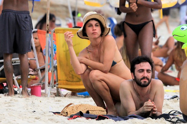 Chandelly Braz curte praia com amigos (Foto: AgNews)