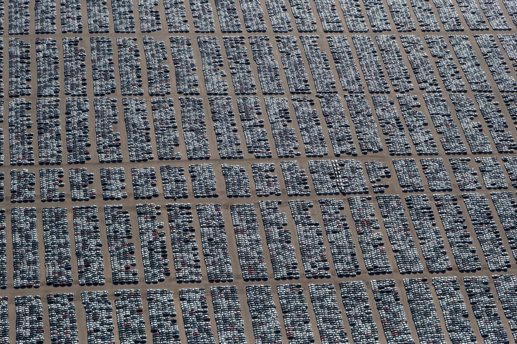 Carros Volkswagen são armazenados em deserto próximo a Victorville, na Califórnia.  (Foto: Lucy Nicholson/Reuters)