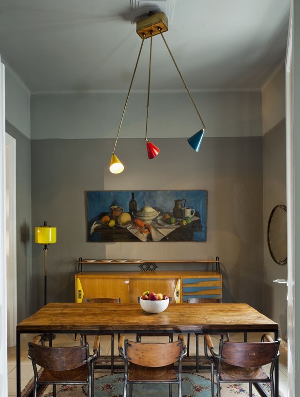 Décor do dia: sala de jantar vintage, cinza e com detalhes coloridos (Foto: divulgação)