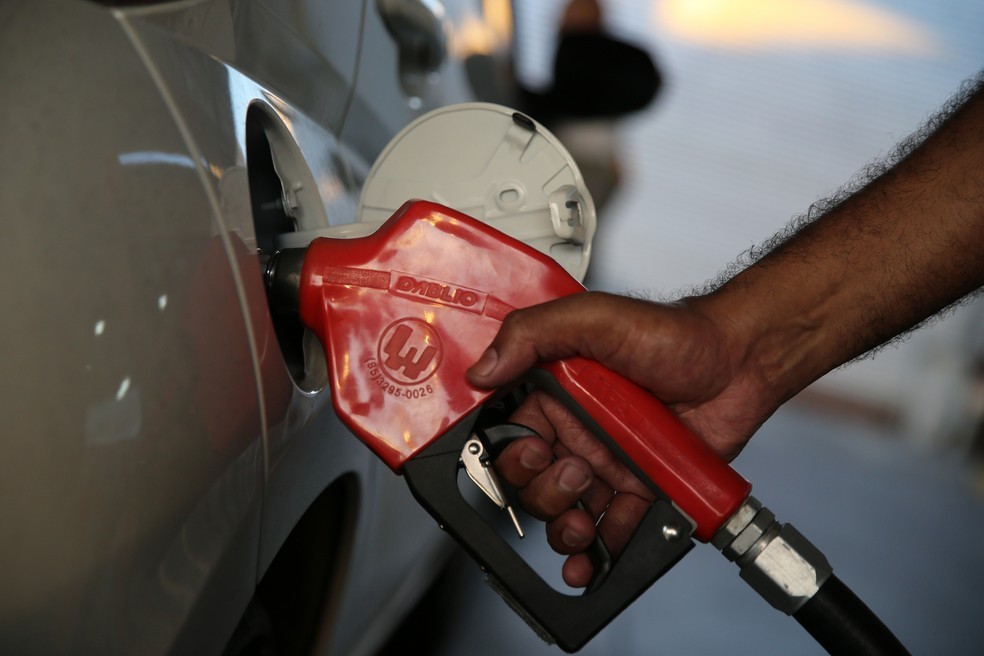 Preço da gasolina no Ceará deve reduzir em 15 centavos, estima sindicato — Foto: Thiago Gadelha/SVM