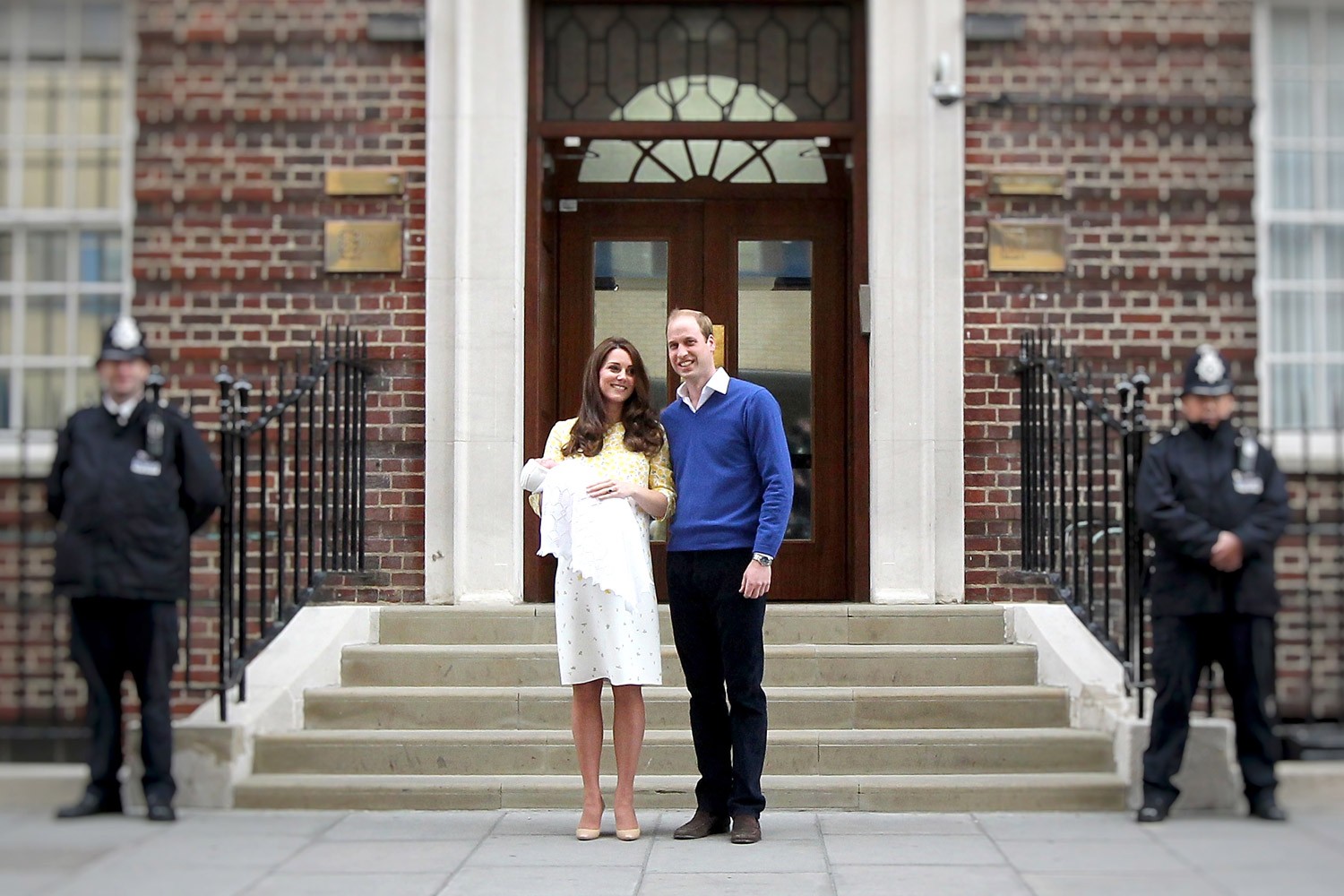Kate com príncipe William, na saída da maternidade em Londres (Foto: Getty Images)