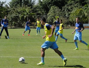 Em treino na Toca, Marcelo coloca jogadores para acertarem a pontaria