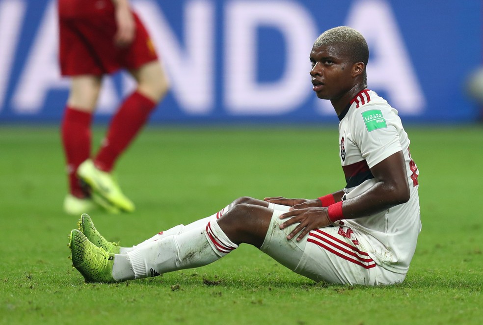 Lincoln desolado após perder gol no fim contra o Liverpool — Foto: REUTERS/Ibraheem Al Omari