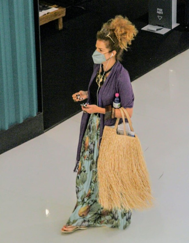 Vanessa da Mata usa bolsa com maxifranjas em dia de compras (Foto: Daniel Delmiro/AgNews)