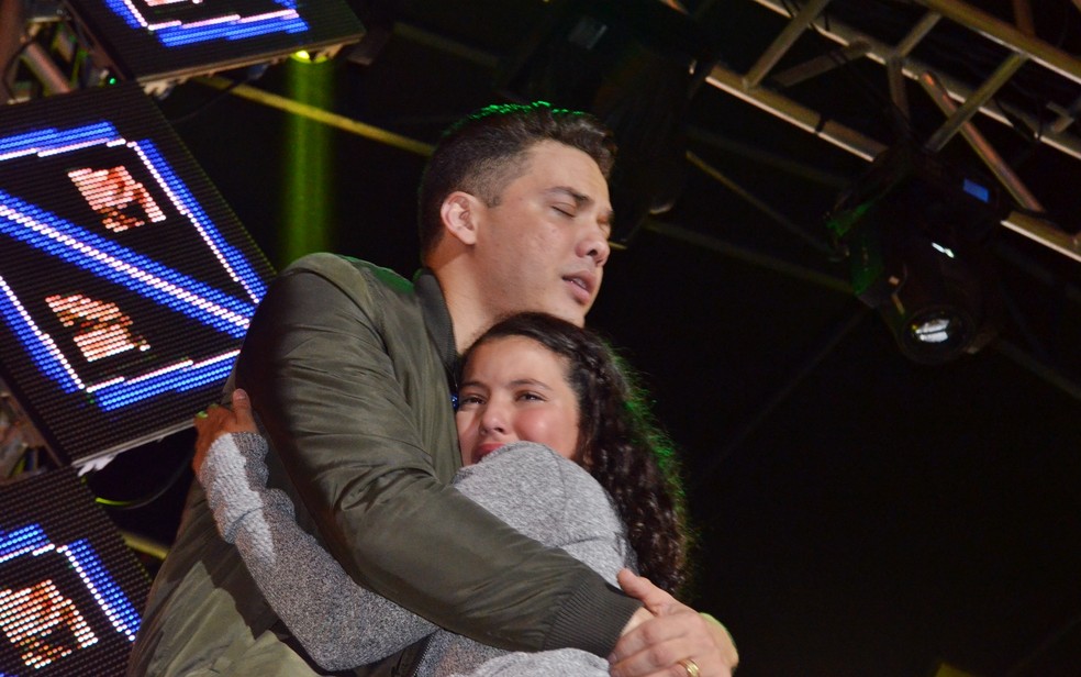 Maria Letícia e Safadão não conseguiram segurar a emoção ao se encontrarem no palco do São João de Campina Grande (Foto: Iara Alves/G1)