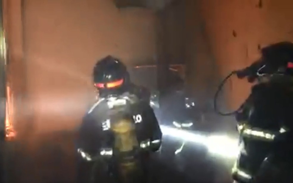 Bombeiros no interior de galpão que pegou fogo na Zona Leste de SP (Foto: Divulgação/Corpo de Bombeiros de SP)