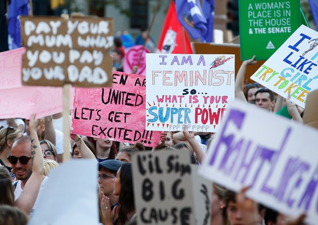 "Eu sou uma feminista, qual é o seu super poder?", diz o cartaz de uma manifestante na passeata que acontece hoje em Melbourne, na Austrália  (Foto: Getty Images)