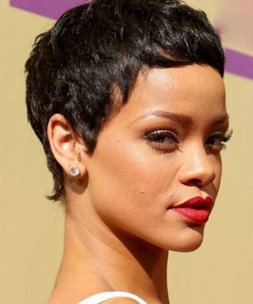 Pixie Cut da Rihanna para o signo de aquário (Foto: Reprodução Pinterest)