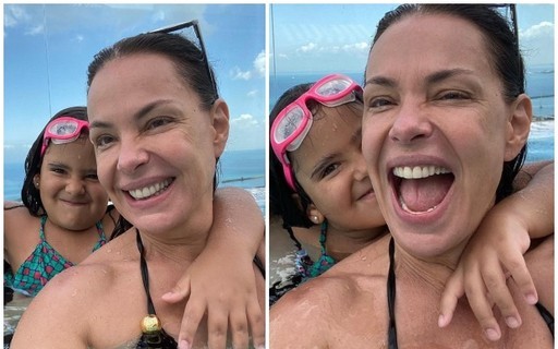 Carolina Ferraz se diverte em piscina com a filha em viagem à Bahia