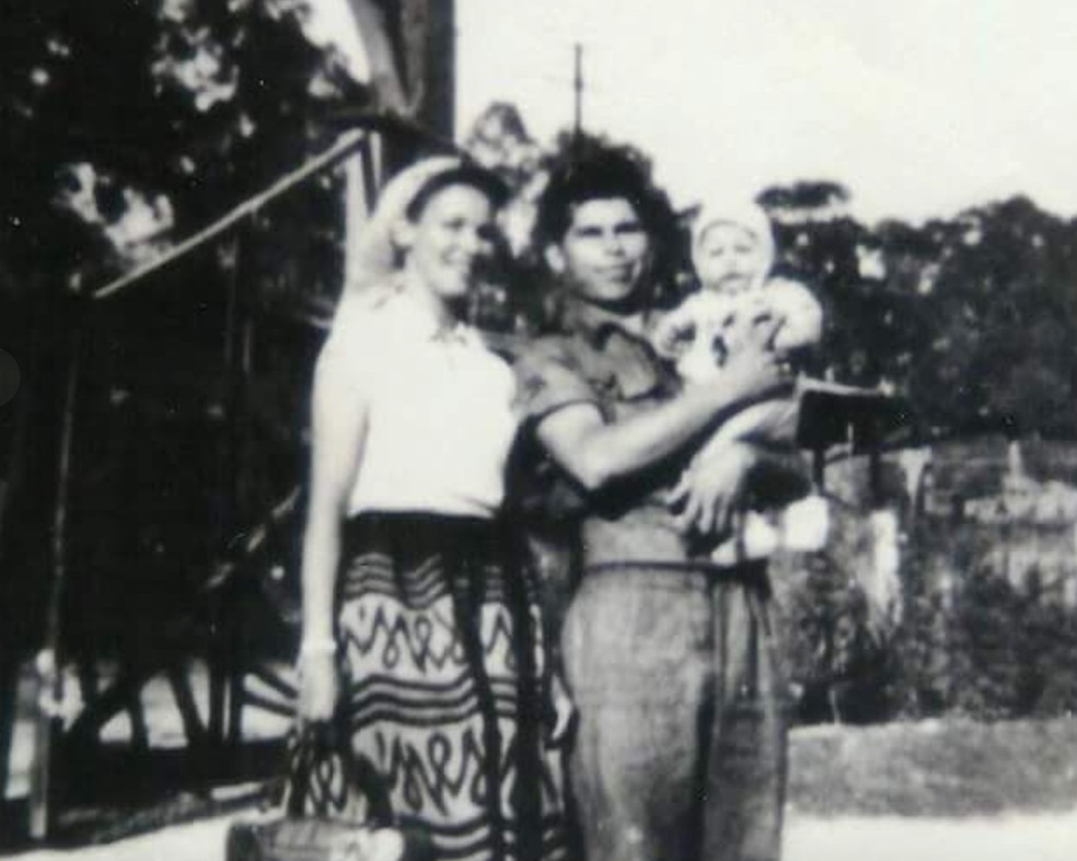 Maria Aydêe com o marido, Walter Cardoso, e o filho, também Walter, na época em que viviam na Ilha Anchieta — Foto: Arquivo pessoal