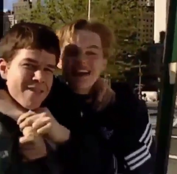 Mark Wahlberg e Leonardo DiCaprio nos bastidores das filmagens de Diário de um Adolescente (1995) (Foto: Instagram)