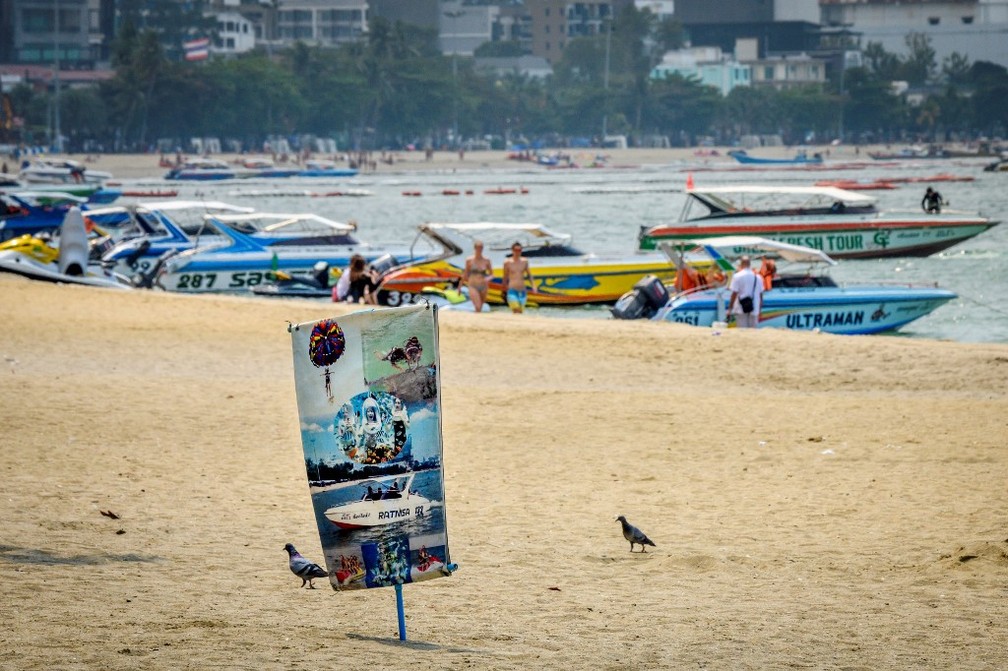 Com poucos turistas, praia de Pattaya, na Tailândia, vê prejuízos com surto do novo coronavírus — Foto: Mladen Antonov/AFP