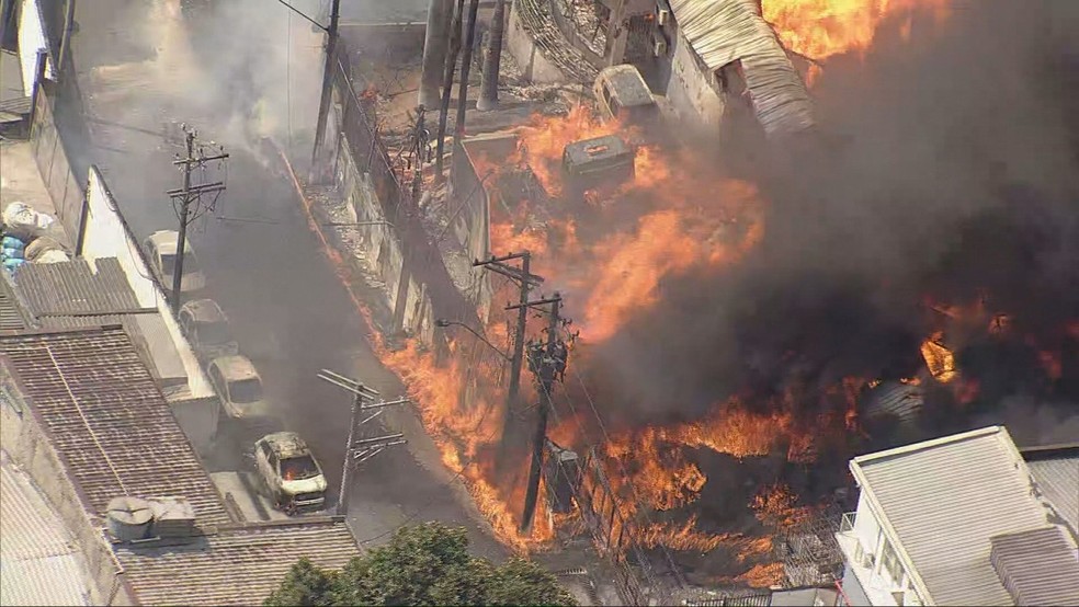 Incêndio em galpões no Jardim Califórnia, em Barueri, nesta quinta (26). — Foto: Reprodução/TV Globo