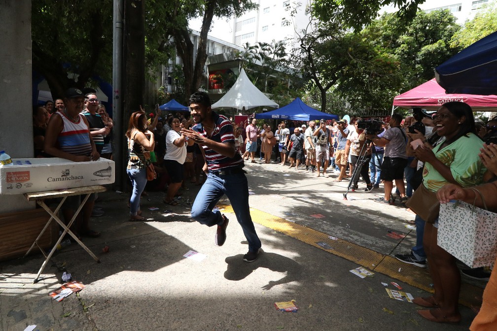 Enem 2022 - Recife - domingo (13): Candidato acelera os passos para não se atrasar no primeiro dia de provas — Foto: Marlon Costa/Pernambuco Press