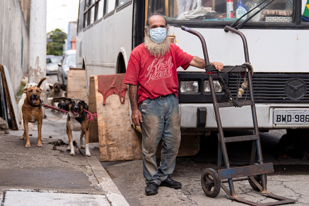João Andrade Correia divide seu ônibus com dez cachorros que adotou na zona leste de São Paulo — Foto: Marcelo Brandt/G1
