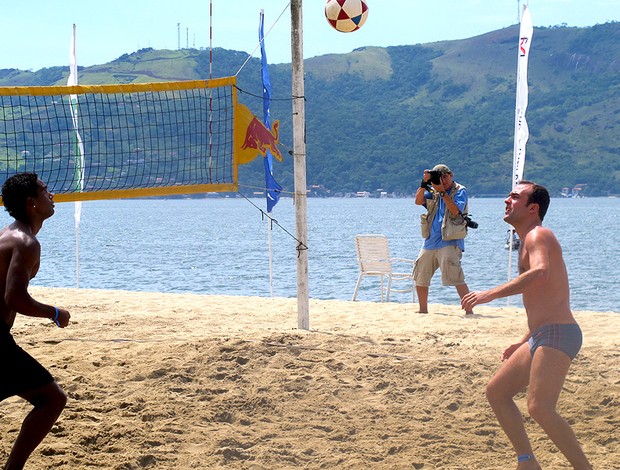 Agora comentarista, Roger exalta o Flu e lamenta a bagunça do Fla