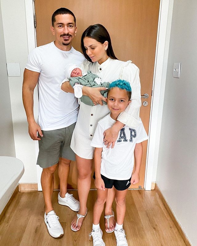 Jeni Monteiro e Renan Machado com seus dois filhos (Foto: Reprodução/Instagram)
