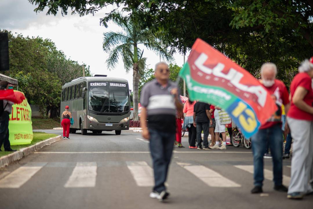 Movimentação de apoiadores do presidente eleito Lula, em frente ao Tribunal Superior Eleitoral em Brasília
