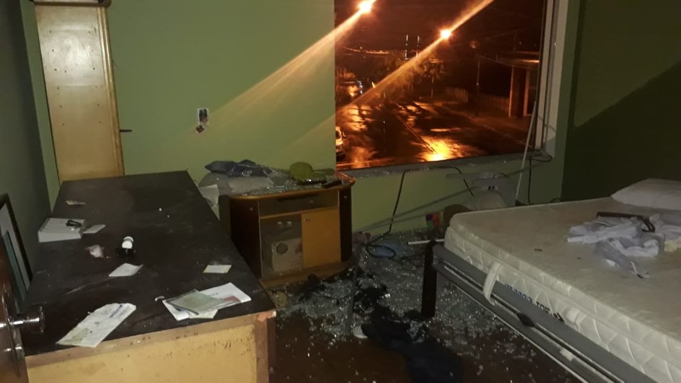 Mulher que quebrou móveis em esfiharia de Tietê ameaçou policiais com uma faca — Foto: Arquivo Pessoal 