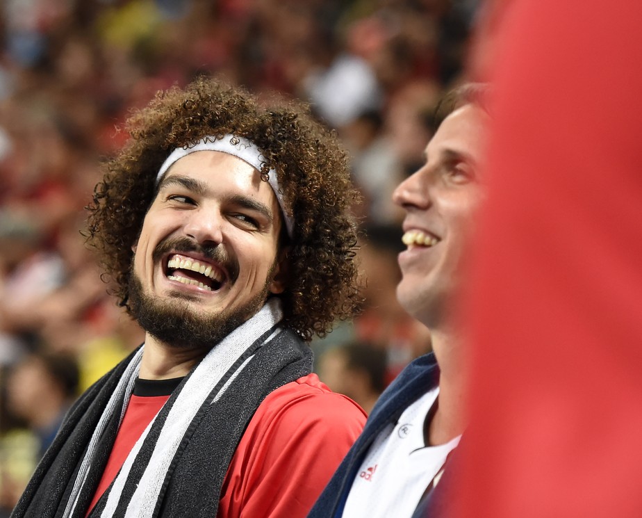Varejão festeja 1ª cesta pelo Flamengo com passe do 