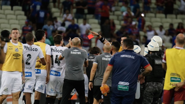 Confusão no fim do jogos entre Fortaleza e Santos