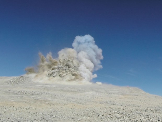 La foto muestra una explosión que arrasó la cumbre del Cerro Armazones en Chile (Foto: ESO/Folleto) La foto muestra una explosión que arrasó la cumbre del Cerro Armazones en Chile (Foto: ESO/Folleto)