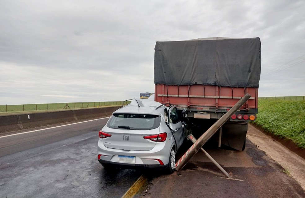 Duas pessoas ficam feridas em colisão traseira em rodovia de Ourinhos — Foto: Repórter Ourinhos/Divulgação