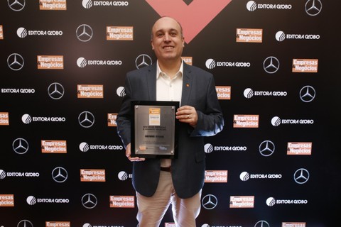 Rodrigo Cardoso de Melo, da Hering Store, recebe seu troféu