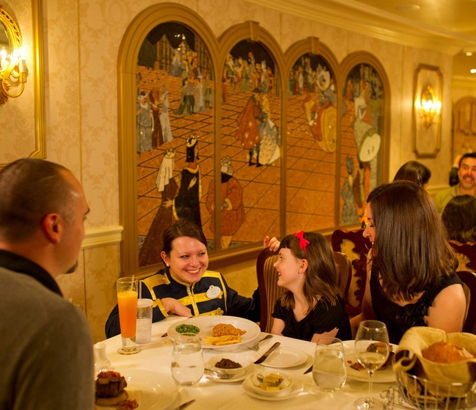 Hóspedes podem fazer rodízio de restaurante todas as noites (Foto: Disney Cruise Line)