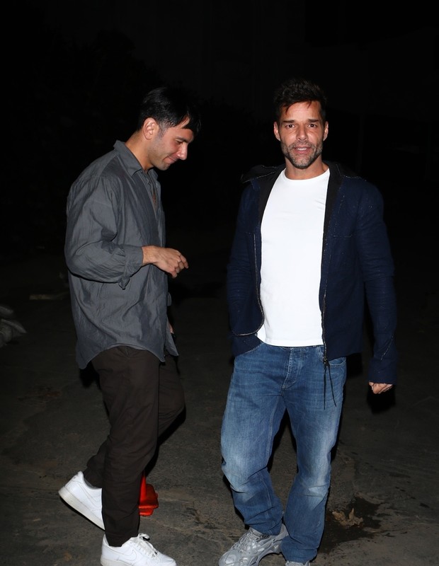 Ricky Martin e Jwan Yosef saem de festa de Halloween (Foto: NEMO / BACKGRID)