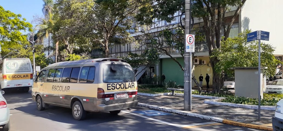 Motoristas do transporte escolar fizeram carreata em frente à prefeitura de Bauru — Foto: Marco Previdello/TV TEM
