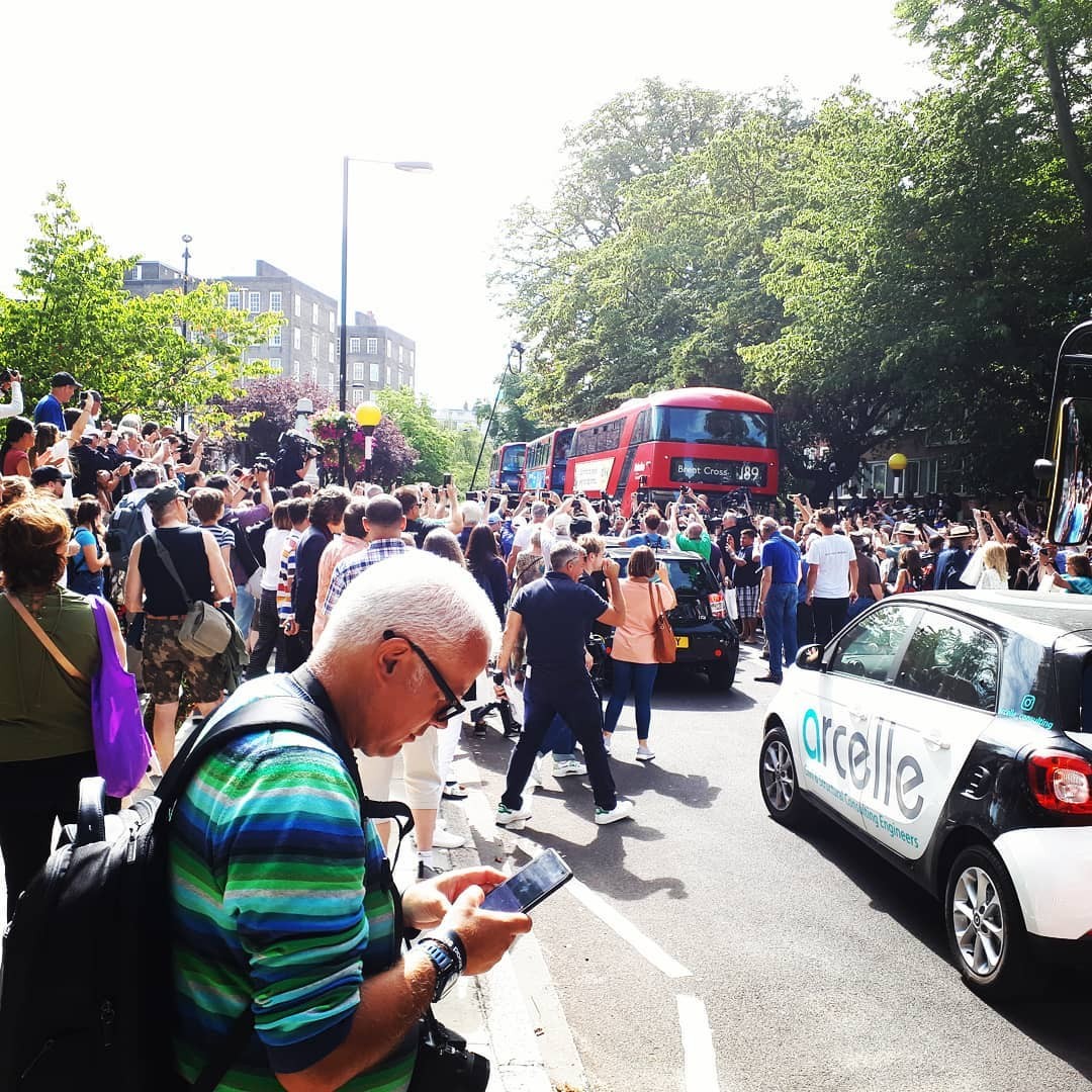 Fãs tomam Abbey Road em Londres (Foto: Reprodução/Instagram)