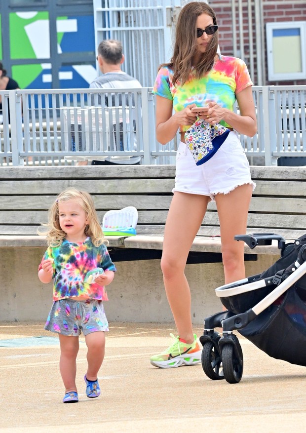 ** RIGHTS: WORLDWIDE EXCEPT IN FRANCE, GERMANY, POLAND ** New York, NY  - Irina Shayk matches her colorful t-shirt with her daughter Lea. Irina and her daughter look happy as they enjoy their sunny Summer day together.Pictured: Irina ShaykBACKGRID (Foto: Skyler2018 / BACKGRID)