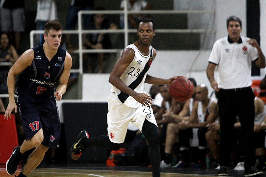 Nezinho em ação pelo Vasco contra o Franca no NBB 2016/17 (Foto: Paulo Fernandes/Vasco.com.br)