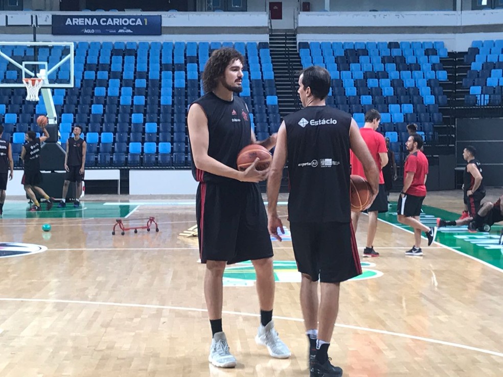 Varejão conversando com Marcelinho no treino do Flamengo (Foto: Gabriel Fricke)