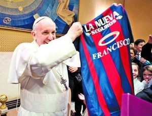 Papa com camisa do San Lorenzo (Foto: Reprodução)